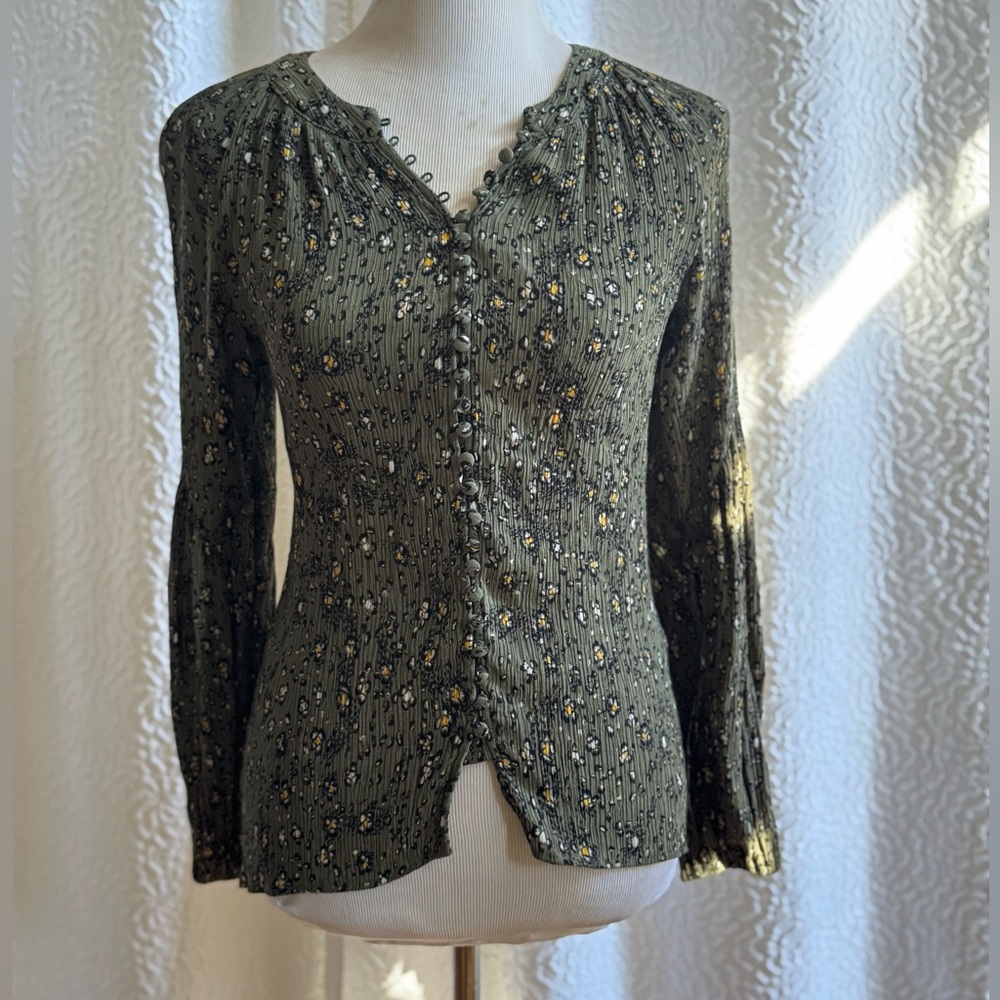🌿 White House Black Market Floral Button-Front Top – Olive Green (Size XXS)